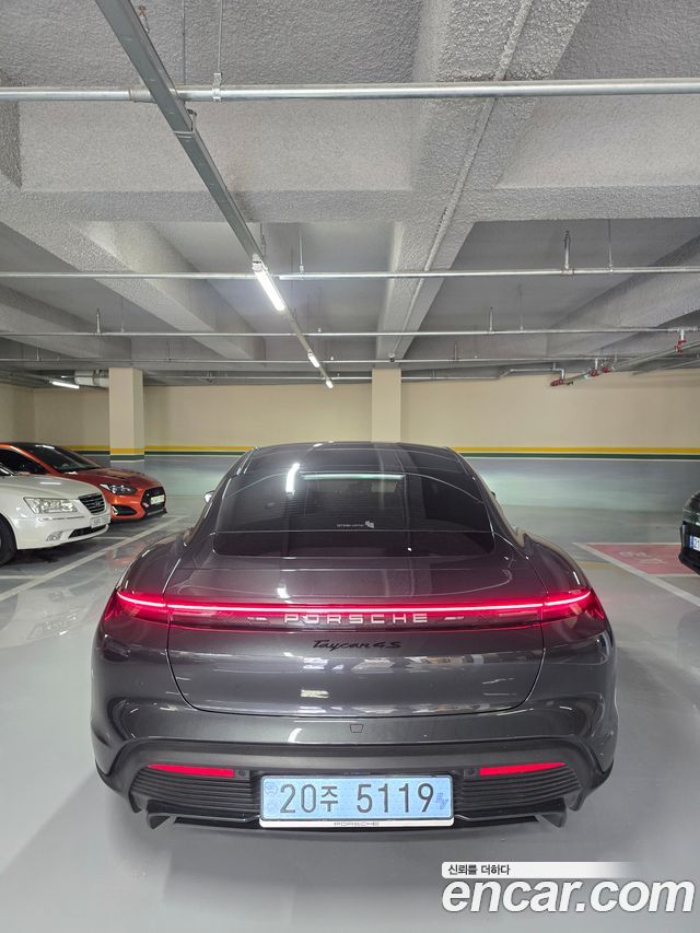 Porsche Taycan 4S — пробег 12 800 км — фото 4 из 5