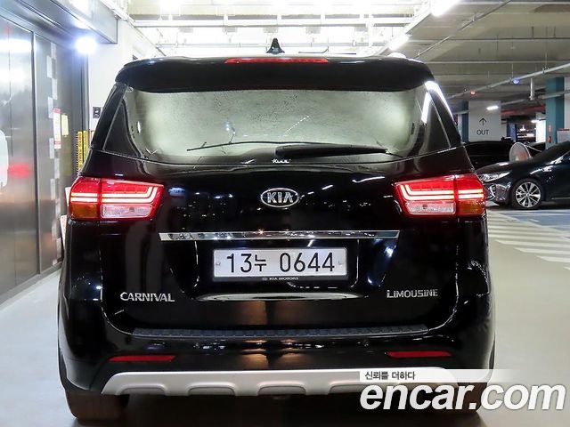 Kia Carnival 7-seater Limousine VIP — пробег 104 422 км — фото 4 из 5