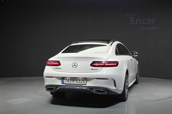 Mercedes-Benz E-Class E300d 4MATIC Coupe — пробег 50 768 км — фото 4 из 5