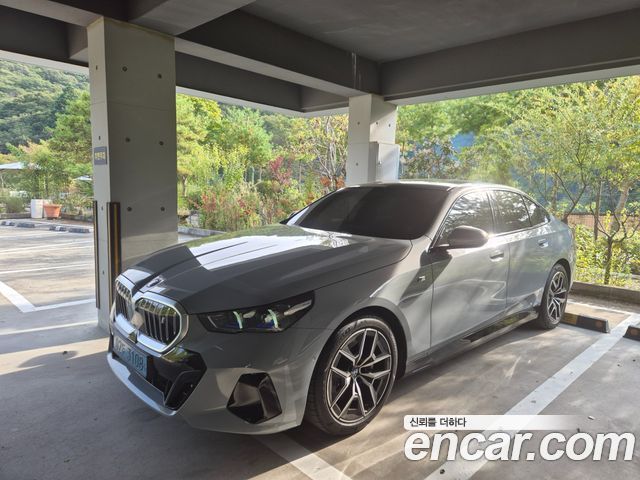BMW i5 eDrive 40 M Sport — пробег 10 300 км — фото 1 из 5
