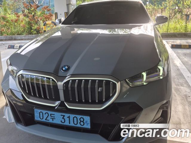 BMW i5 eDrive 40 M Sport — пробег 10 300 км — фото 3 из 5