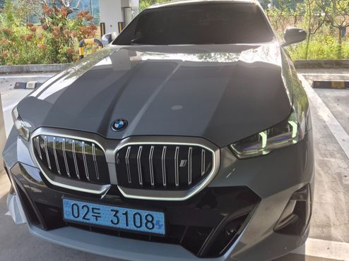 BMW i5 eDrive 40 M Sport — пробег 10 300 км — фото 3 из 5