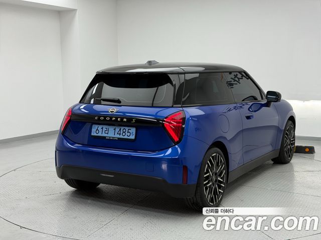 Mini Cooper SE Favoured — пробег 4 044 км — фото 2 из 5