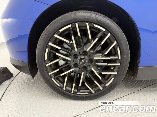 Mini Cooper SE Favoured — пробег 4 044 км — фото 5 из 5