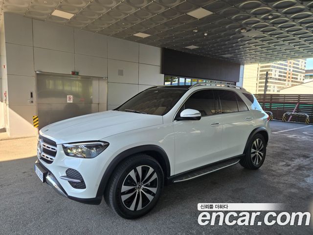 Mercedes-Benz GLE-Class GLE300d 4MATIC — пробег 3 900 км — фото 1 из 5