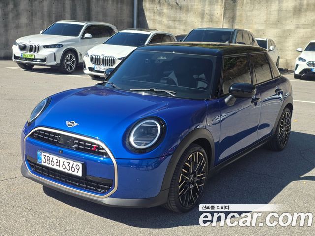Mini Cooper 5 Door Favoured — пробег 4 026 км — фото 1 из 5