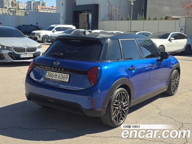 Mini Cooper 5 Door Favoured — пробег 4 026 км — фото 2 из 5
