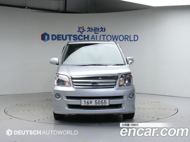 Toyota Noah 2.0 — пробег 187 746 км — фото 3 из 5