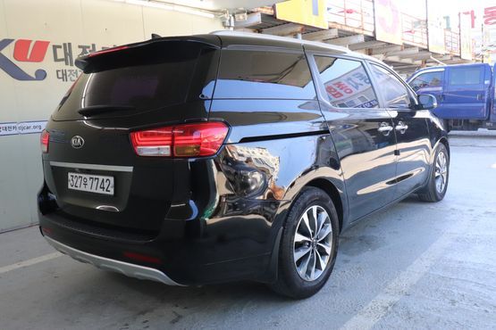 Kia Carnival 9-seater Luxury — пробег 216 592 км — фото 2 из 5