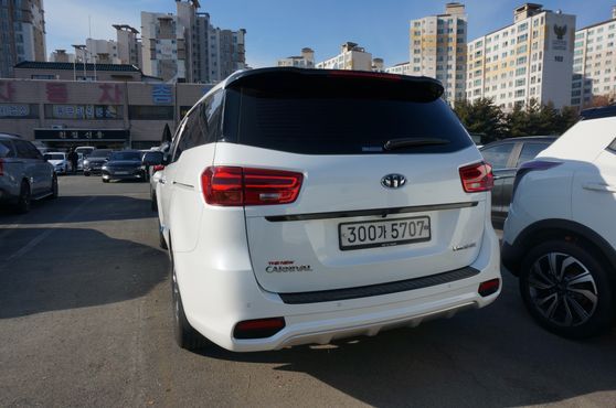 Kia Carnival 9-Seater Noblesse Special — пробег 77 093 км — фото 4 из 5
