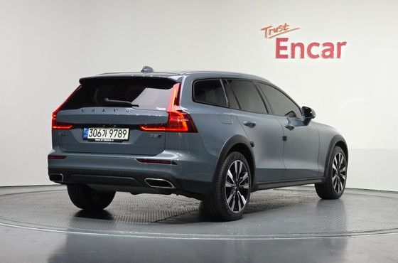 Volvo V60 B5 Pro AWD — пробег 66 924 км — фото 2 из 5