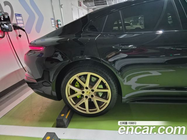 Porsche Panamera 2.9 AWD E-Hybrid — пробег 17 500 км — фото 3 из 5