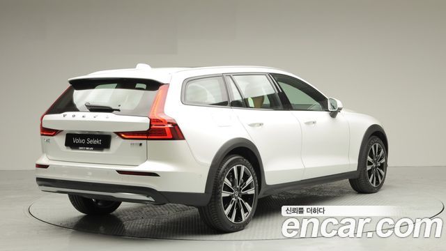 Volvo V60 B5 Ultra AWD — пробег 669 км — фото 4 из 5