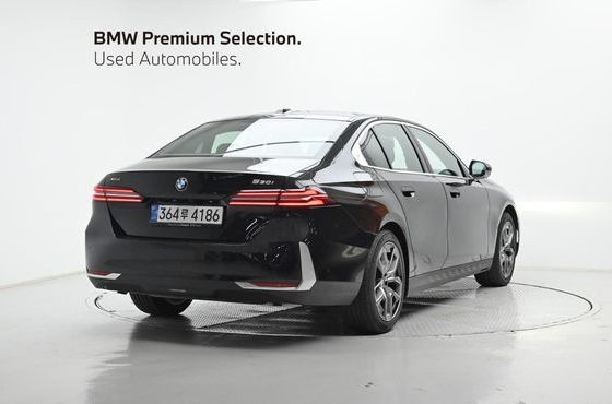 BMW 5-Series 530i xDrive — пробег 14 800 км — фото 2 из 5