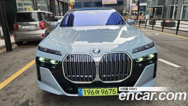 BMW 7-Series 740i xDrive M Sport — пробег 900 км — фото 1 из 5