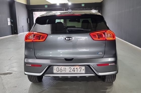 Kia Niro Prestige — пробег 116 810 км — фото 4 из 5