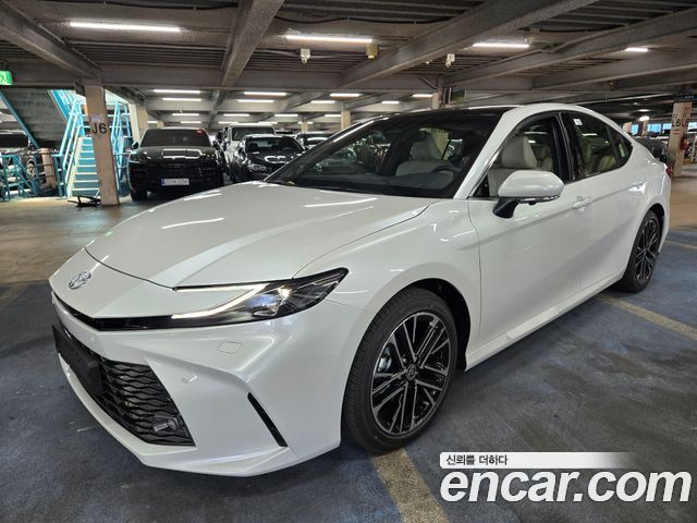 Toyota Camry 2.5 XLE Hybrid — пробег 4 км — фото 1 из 5