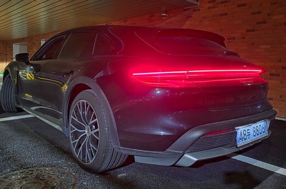 Porsche Taycan 4 Cross Turismo — пробег 22 000 км — фото 1 из 5