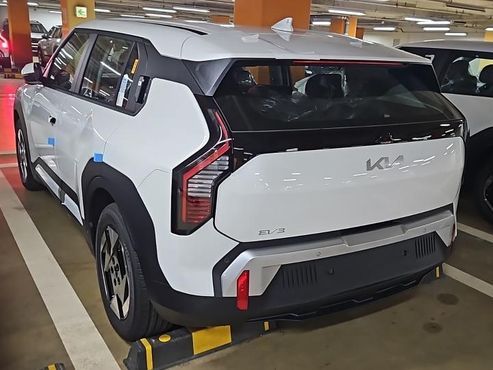 Kia EV3 Long Range 2WD AIr — пробег 1 км — фото 2 из 5