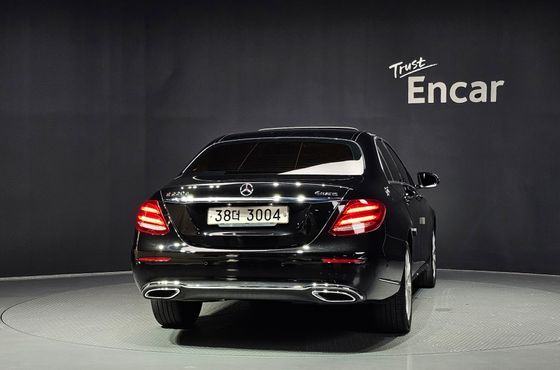 Mercedes-Benz E-Class E220d 4MATIC Exclusive — пробег 83 650 км — фото 4 из 5