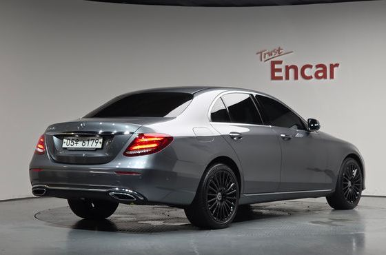 Mercedes-Benz E-Class E220d Avantgarde — пробег 98 710 км — фото 2 из 5