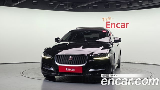 Jaguar XE 20d R-Sport — пробег 127 408 км — фото 3 из 5