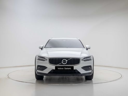 Volvo V60 B5 Ultra AWD — пробег 9 799 км — фото 2 из 5