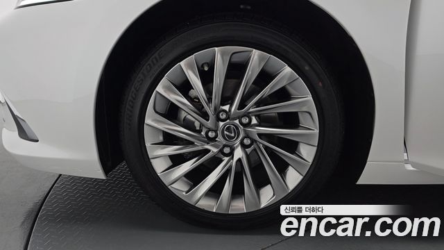 Lexus ES Luxury Plus — пробег 22 339 км — фото 5 из 5