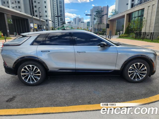 Cadillac Lyriq Sport — пробег 16 000 км — фото 4 из 5