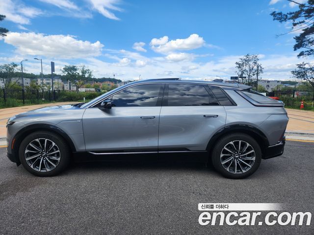 Cadillac Lyriq Sport — пробег 16 000 км — фото 5 из 5
