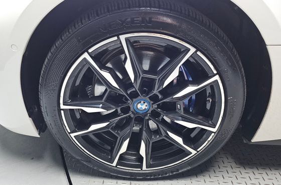 BMW i4 M50 — пробег 55 530 км — фото 5 из 5