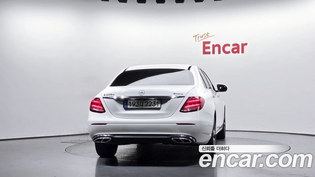 Mercedes-Benz E-Class E220d Avantgarde — пробег 200 215 км — фото 4 из 5