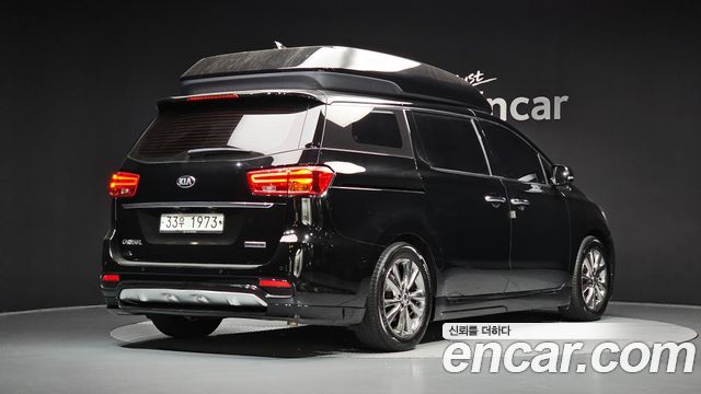 Kia Carnival 9-Seater Hi-Limousine Noblesse Special — пробег 84 070 км — фото 2 из 5