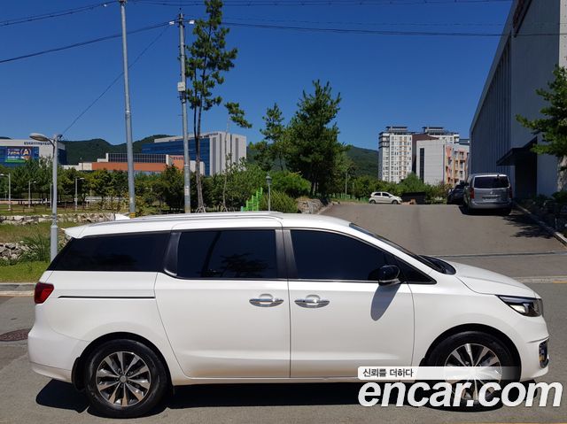 Kia Carnival 9-seater Luxury — пробег 58 000 км — фото 4 из 5