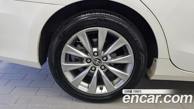 Toyota Camry Hybrid XLE — пробег 109 567 км — фото 5 из 5