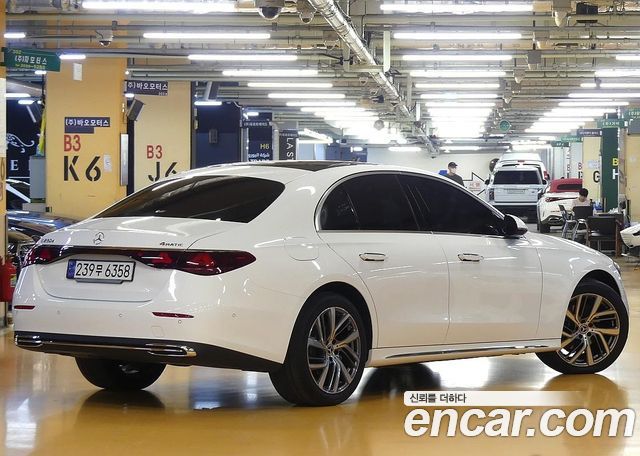 Mercedes-Benz E-Class E220d 4MATIC Exclusive — пробег 28 000 км — фото 2 из 5