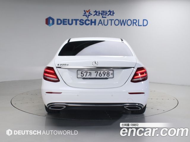 Mercedes-Benz E-Class E220d Avantgarde — пробег 95 750 км — фото 4 из 5