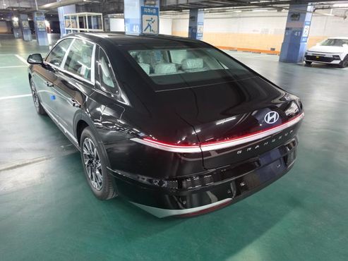 Hyundai Grandeur Premium — пробег 3 км — фото 2 из 5