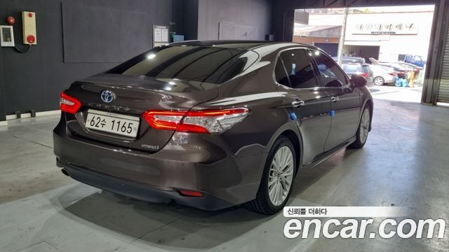 Toyota Camry 2.5 XLE Hybrid — пробег 111 945 км — фото 2 из 5