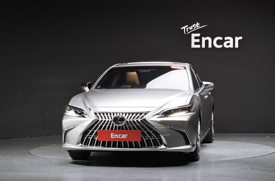 Lexus ES Executive — пробег 1 923 км — фото 3 из 5