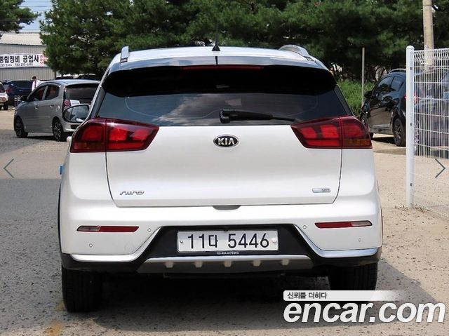 Kia Niro Luxury — пробег 171 833 км — фото 4 из 5