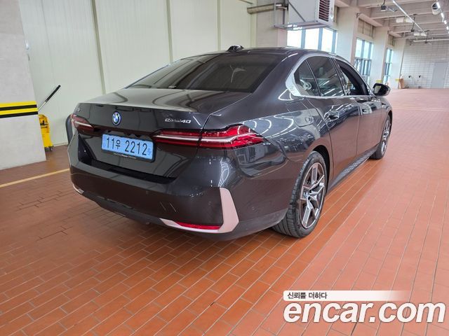 BMW i5 eDrive 40 — пробег 8 664 км — фото 2 из 5