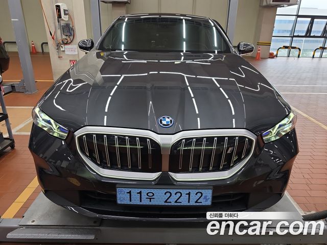 BMW i5 eDrive 40 — пробег 8 664 км — фото 3 из 5