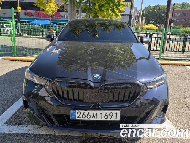 BMW 5-Series 520i M Sport — пробег 4 950 км — фото 3 из 5