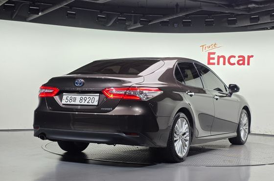 Toyota Camry 2.5 XLE Hybrid — пробег 144 204 км — фото 2 из 5