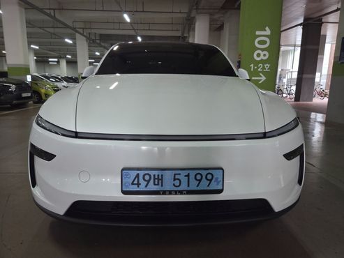 Tesla Model Y L Long Range AWD — пробег 1 758 км — фото 1 из 5