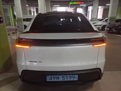 Tesla Model Y L Long Range AWD — пробег 1 758 км — фото 3 из 5