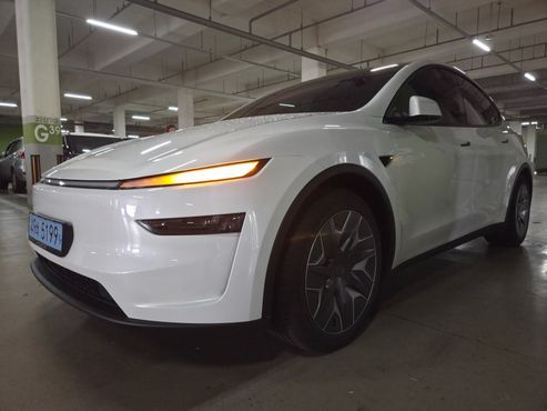 Tesla Model Y L Long Range AWD — пробег 1 758 км — фото 4 из 5