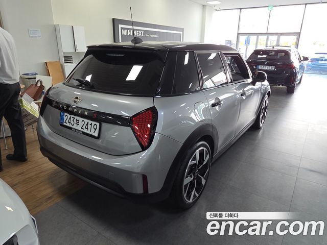 Mini Cooper 5 Door Favoured — пробег 5 263 км — фото 2 из 5