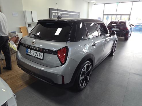 Mini Cooper 5 Door Favoured — пробег 5 263 км — фото 2 из 5